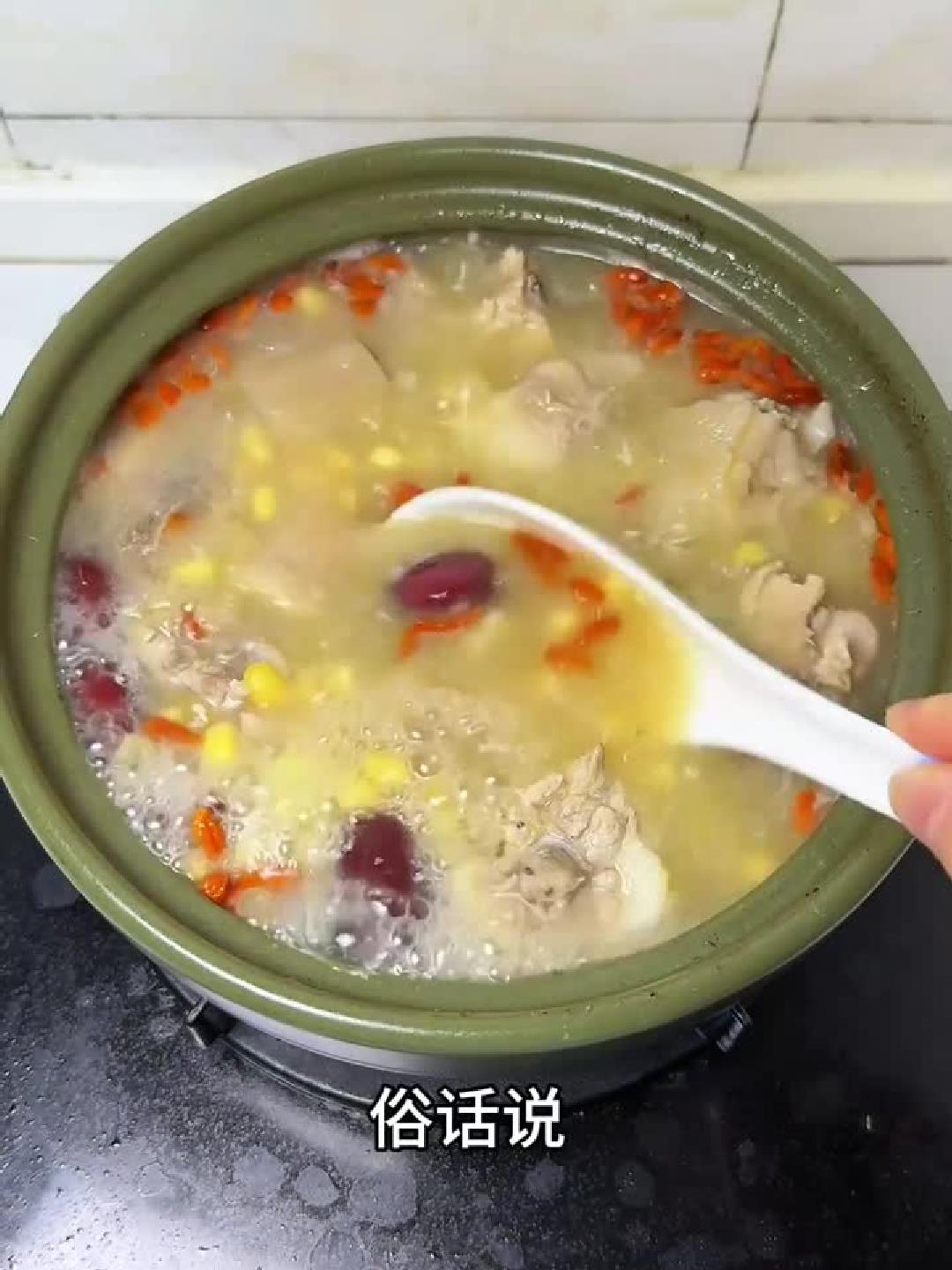 黄豆猪尾汤香浓四溢,连喝三碗不解馋,再来一碗才过瘾!