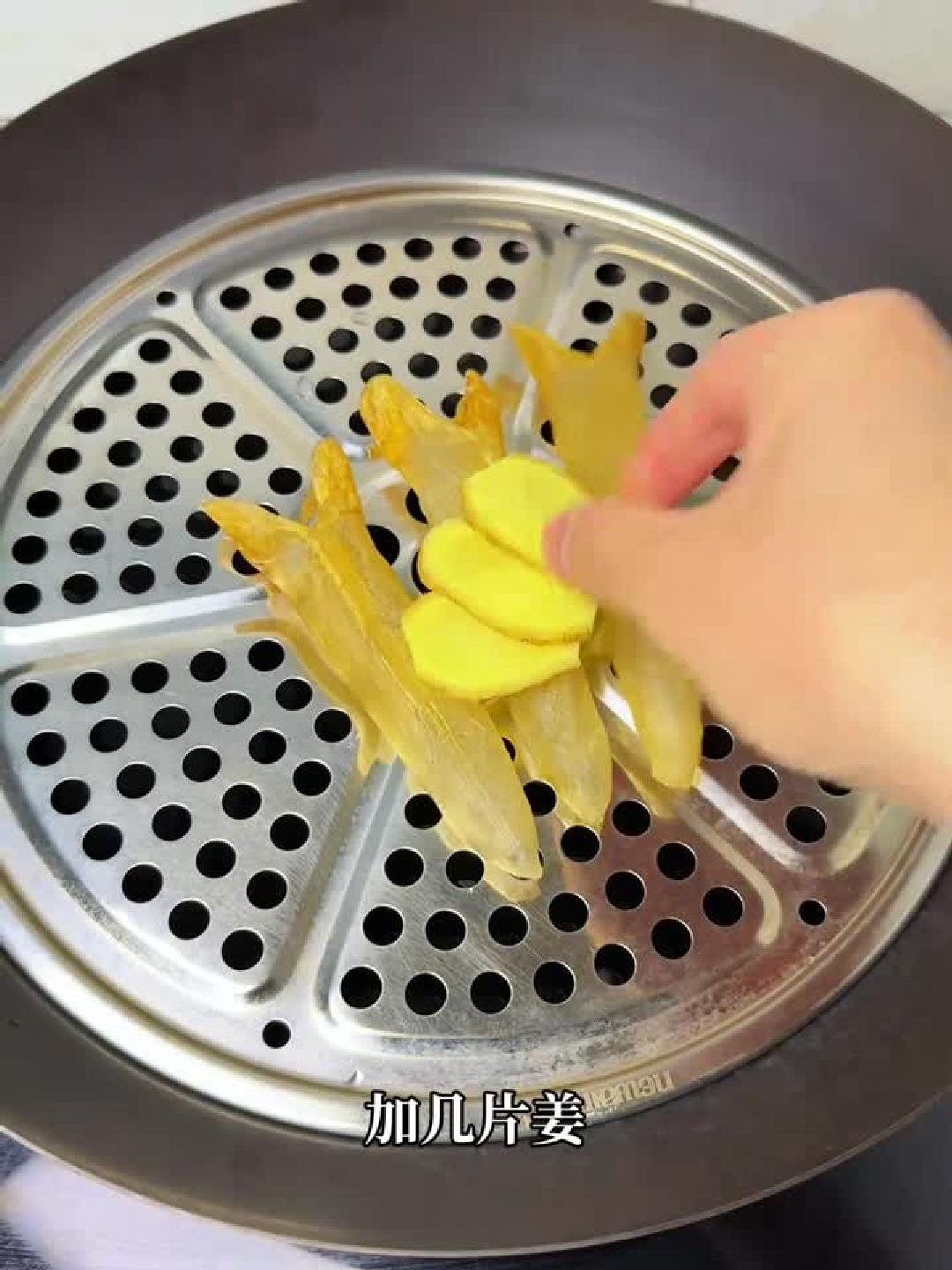 冬日滋补首选!花胶鸽子汤零腥味秘诀,一碗暖身又养颜