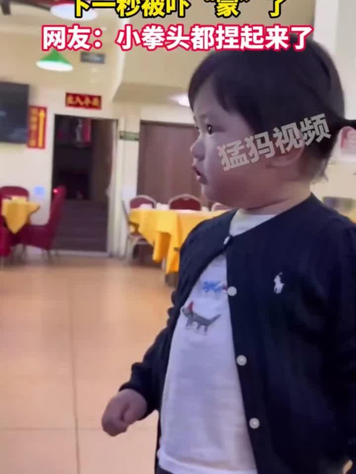 小女孩隔着鱼缸玻璃跟鱼对视,下一秒被吓“蒙”了
