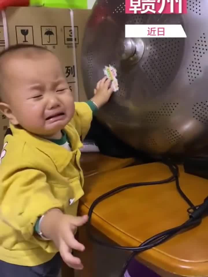 真“顶梁柱”!宝宝怕锅盖掉下来一直扶着,急得哭出“表情包”