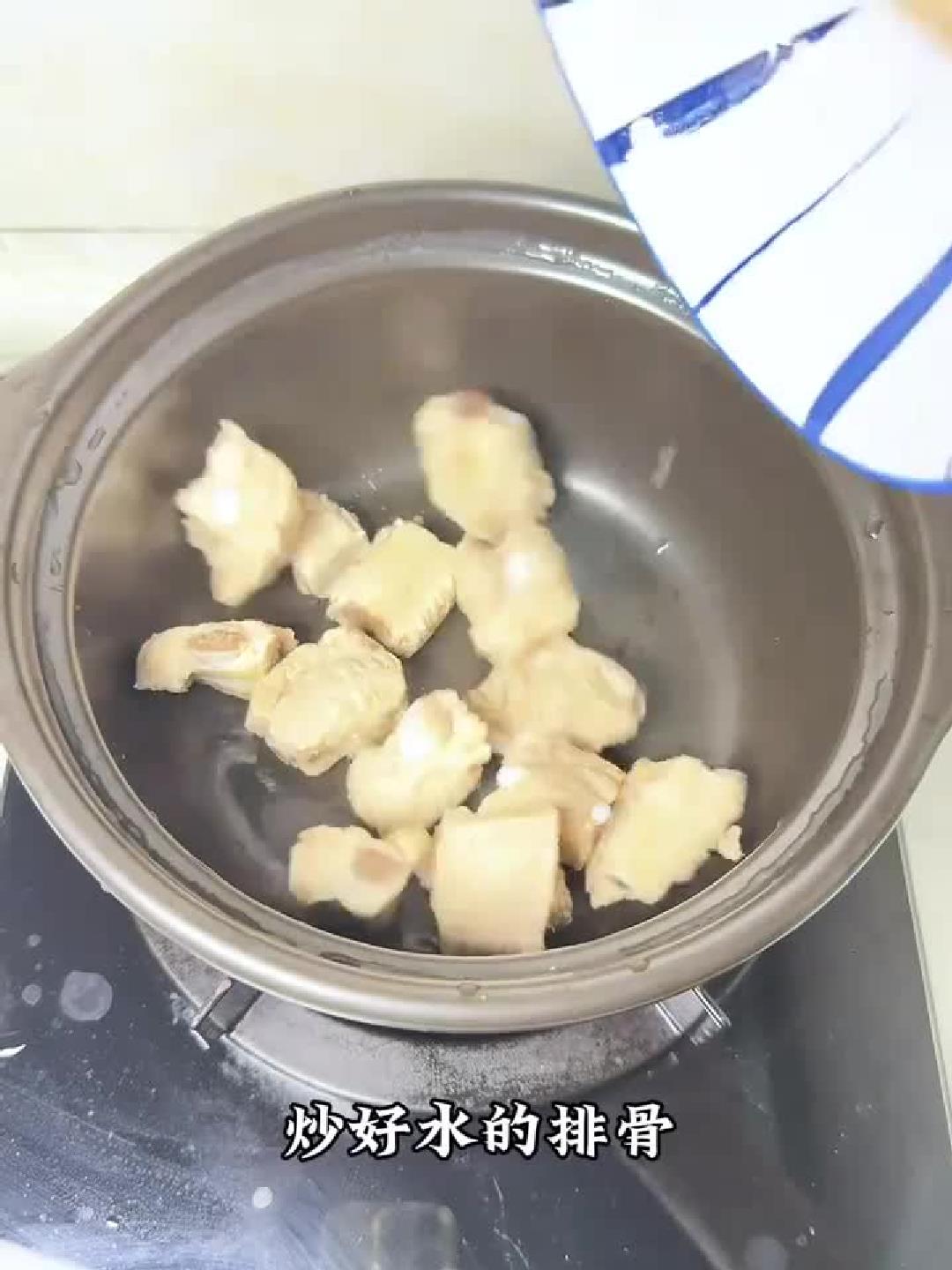 秋日进补首选！三步炖出奶白香浓的花生排骨汤