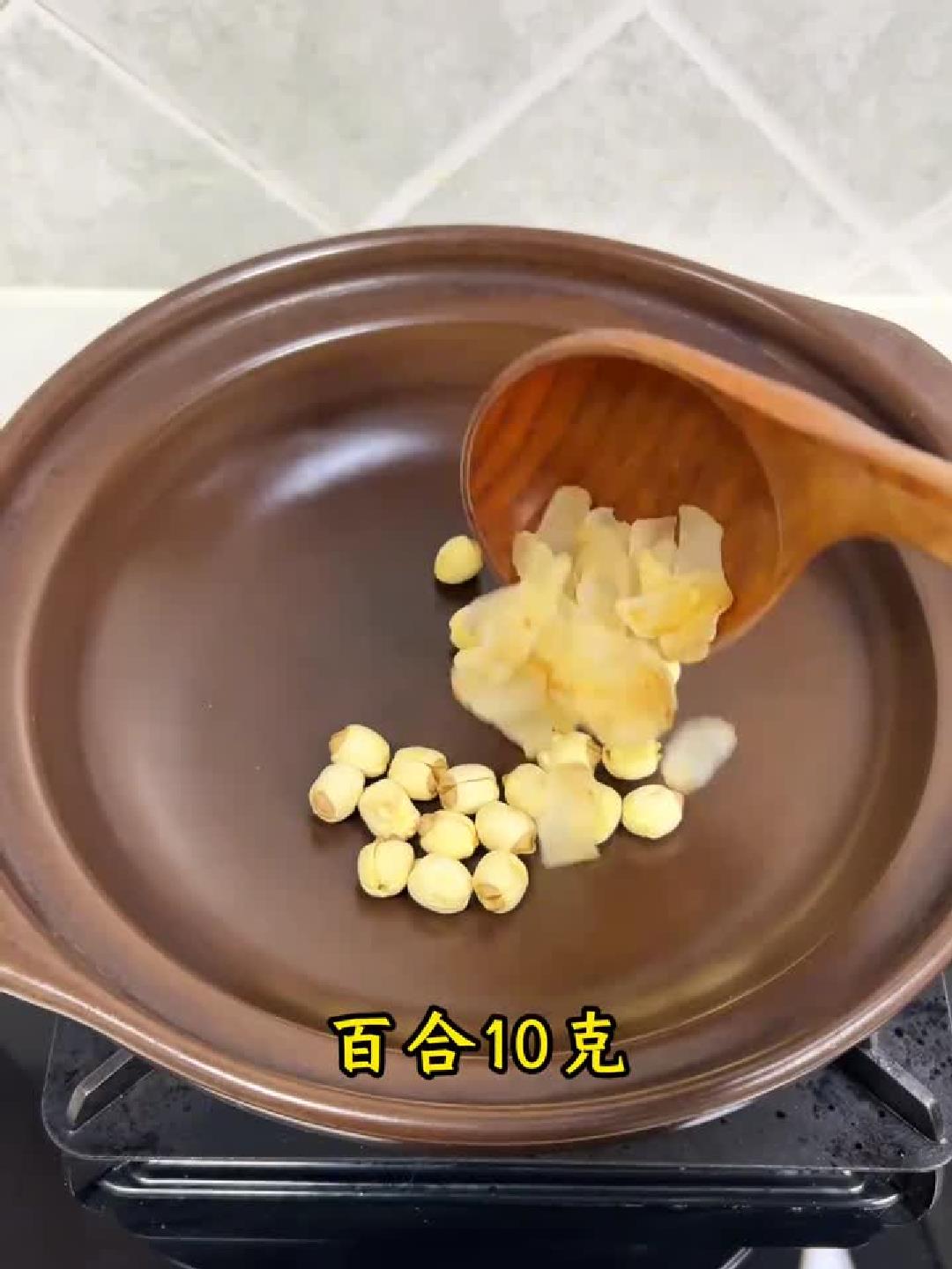 养生必备!睡足10小时,一碗莲子百合汤的神奇功效
