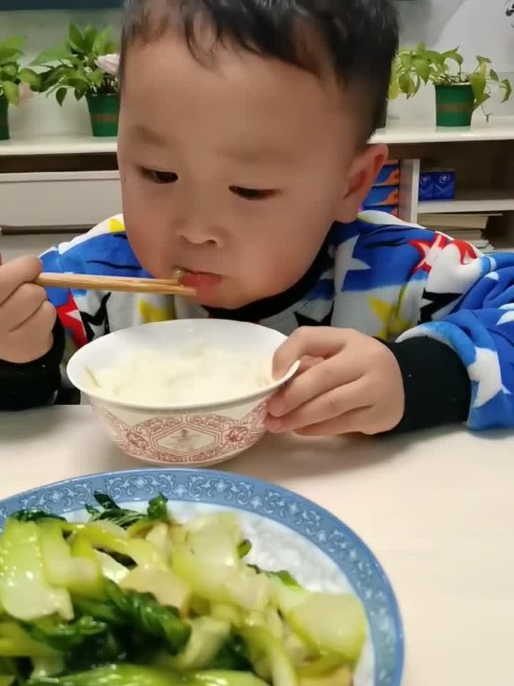 我真佩服我儿子,就一碗青菜,每次都能吃的汤汁不剩