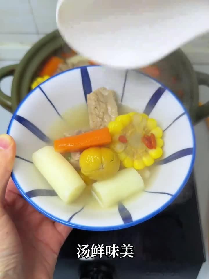 娃喝完直夸香！这锅板栗排骨汤，暖胃又滋补，一碗下肚全身暖