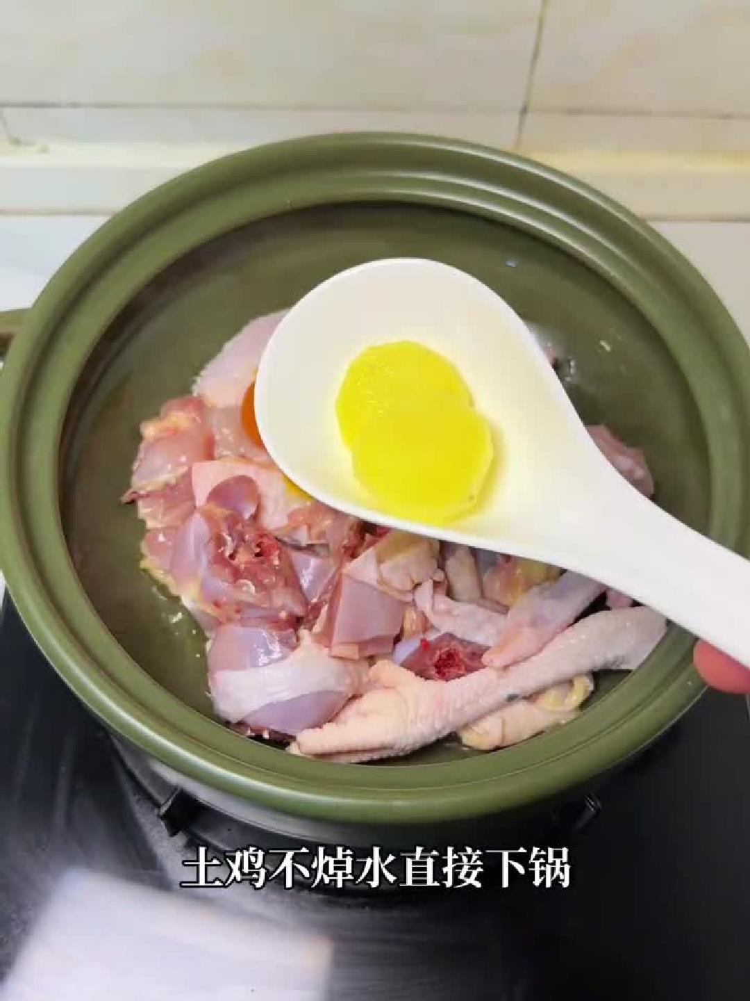 滋补板栗土鸡汤这样炖,汤鲜肉烂,暖身又养胃