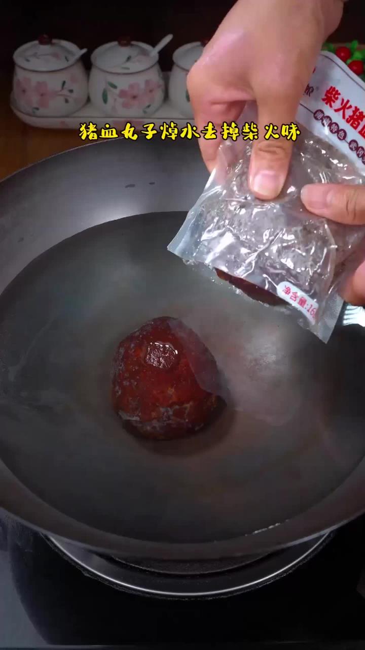 猪血丸子炒腊肉好吃又下饭,记得多煮点米饭!