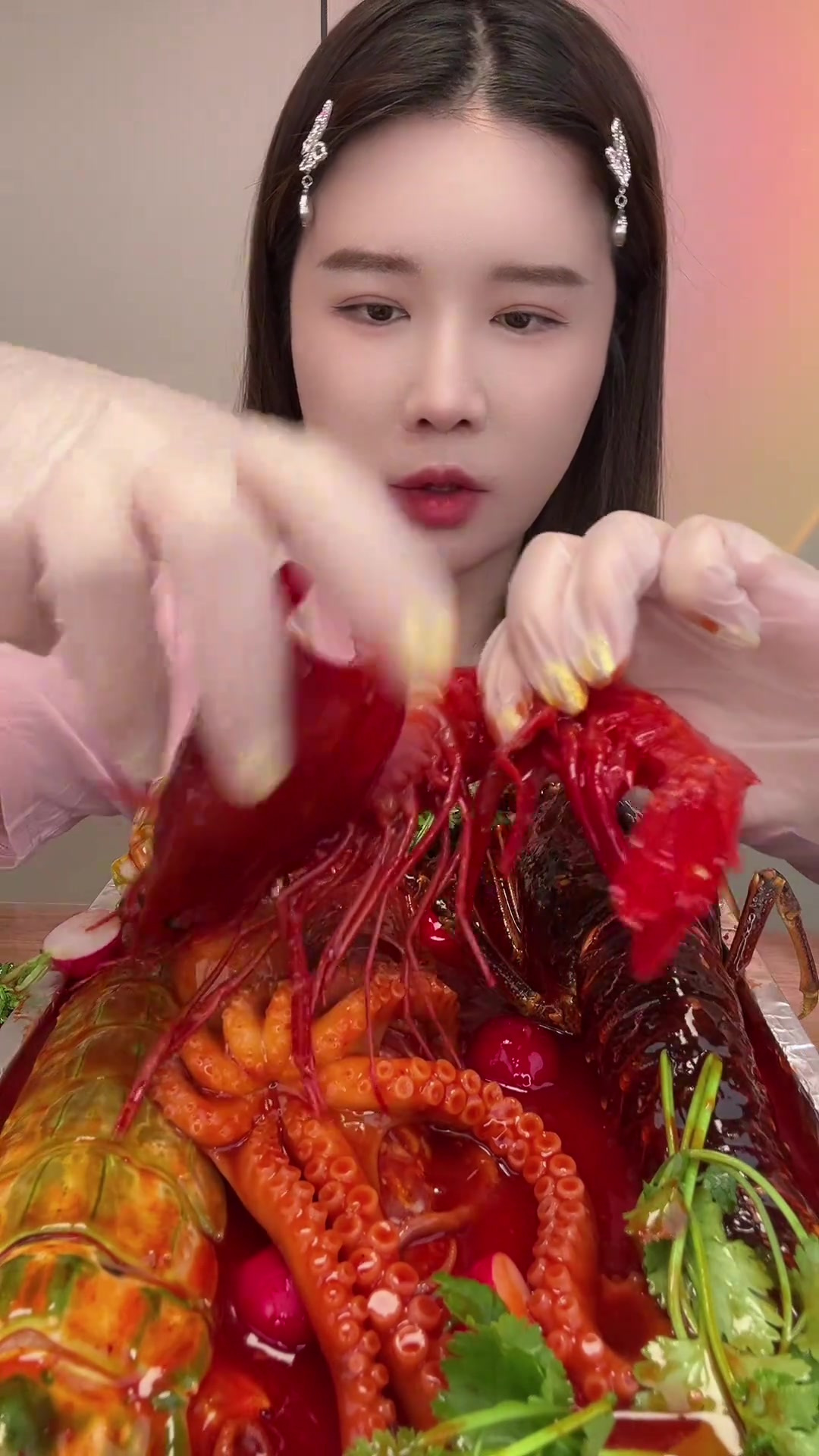 韩式辣酱小海鲜盛宴：红木虾与长腿八爪的诱惑！