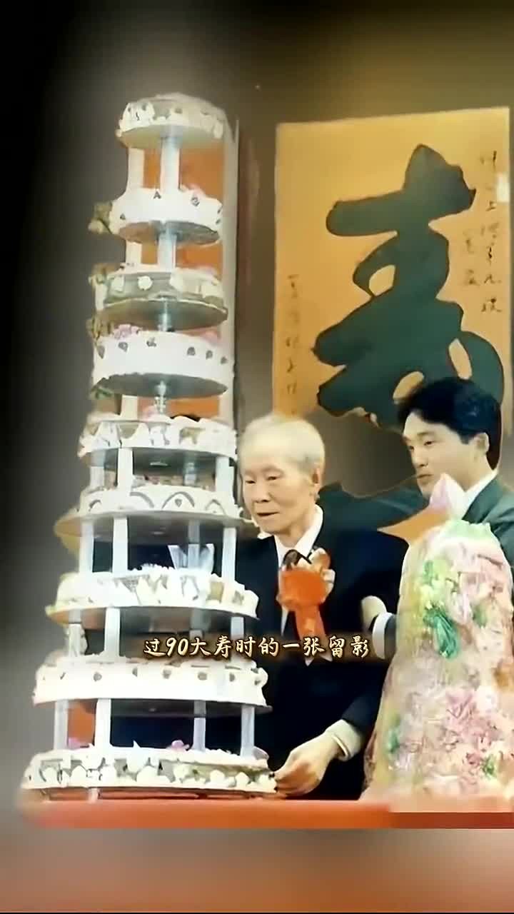 1988年，孙立人过九十大寿，对着九层蛋糕，默然无语