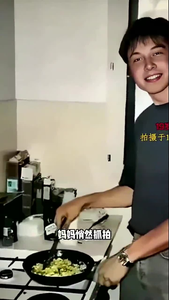 19岁的他在厨房炒菜,被妈妈抓拍了这张罕见的照片