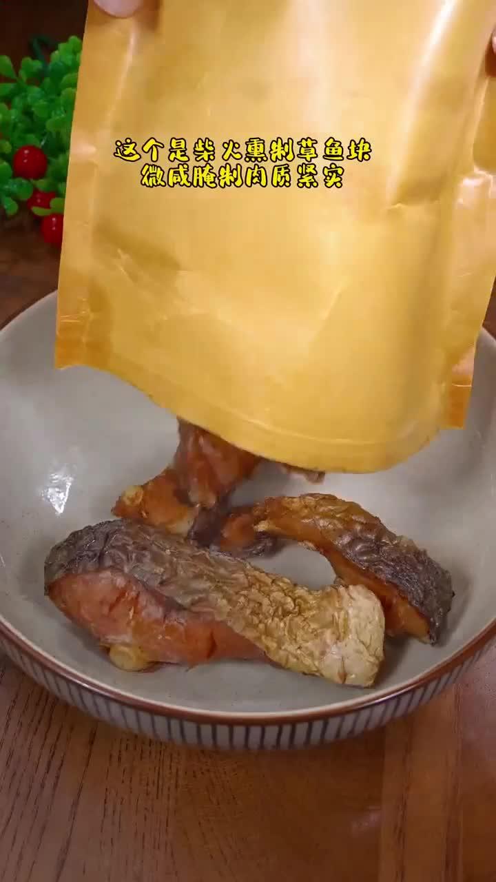 在我们湖南腊草鱼也是一道非常下饭的家常菜,鱼块都是柴火米糠熏制肉质紧实,腊香十足