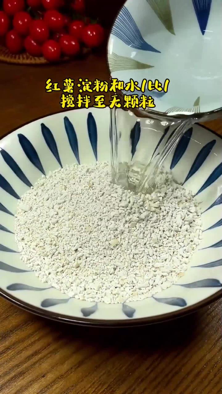 家里只剩下一点韭菜了,配上红薯淀粉做成红薯粑粑太香了!