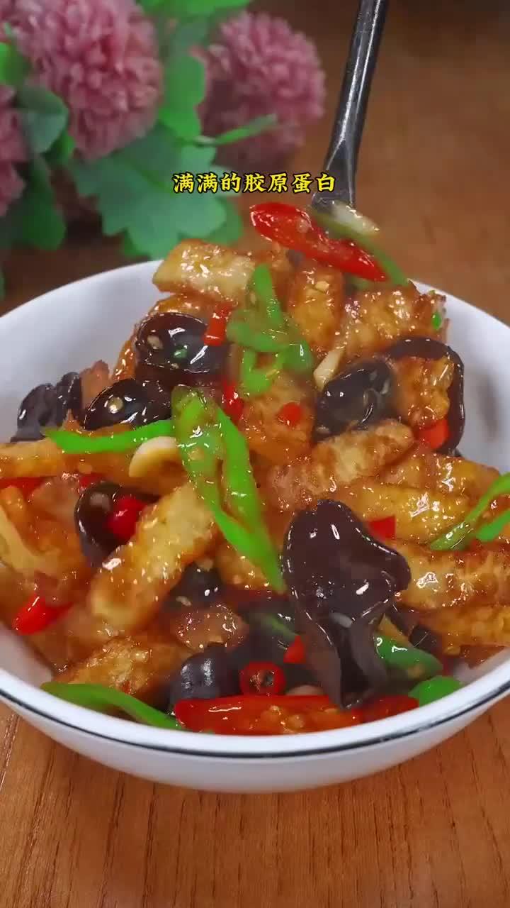 今天的这道爆炒猪皮,口口Q弹爆汁,入味下饭!
