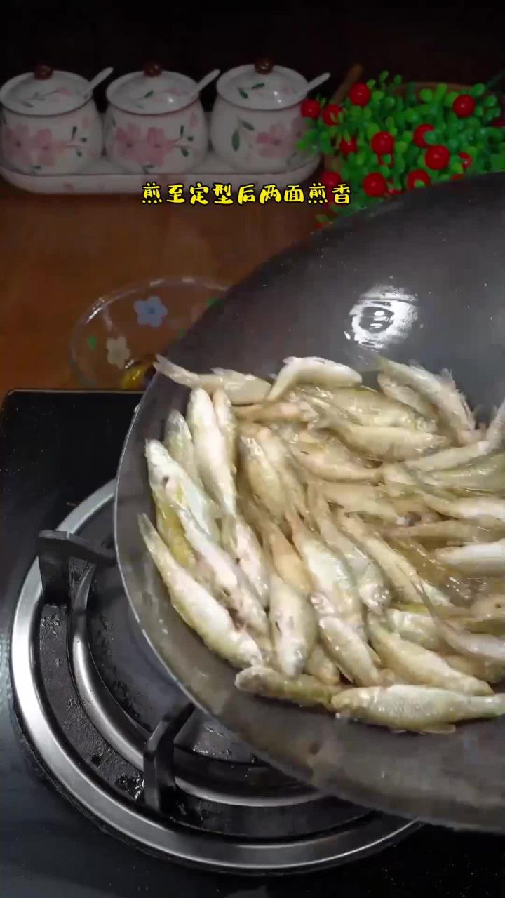 我们叫这种小鱼仔嫩仔鱼,煎至金黄炒太香了!