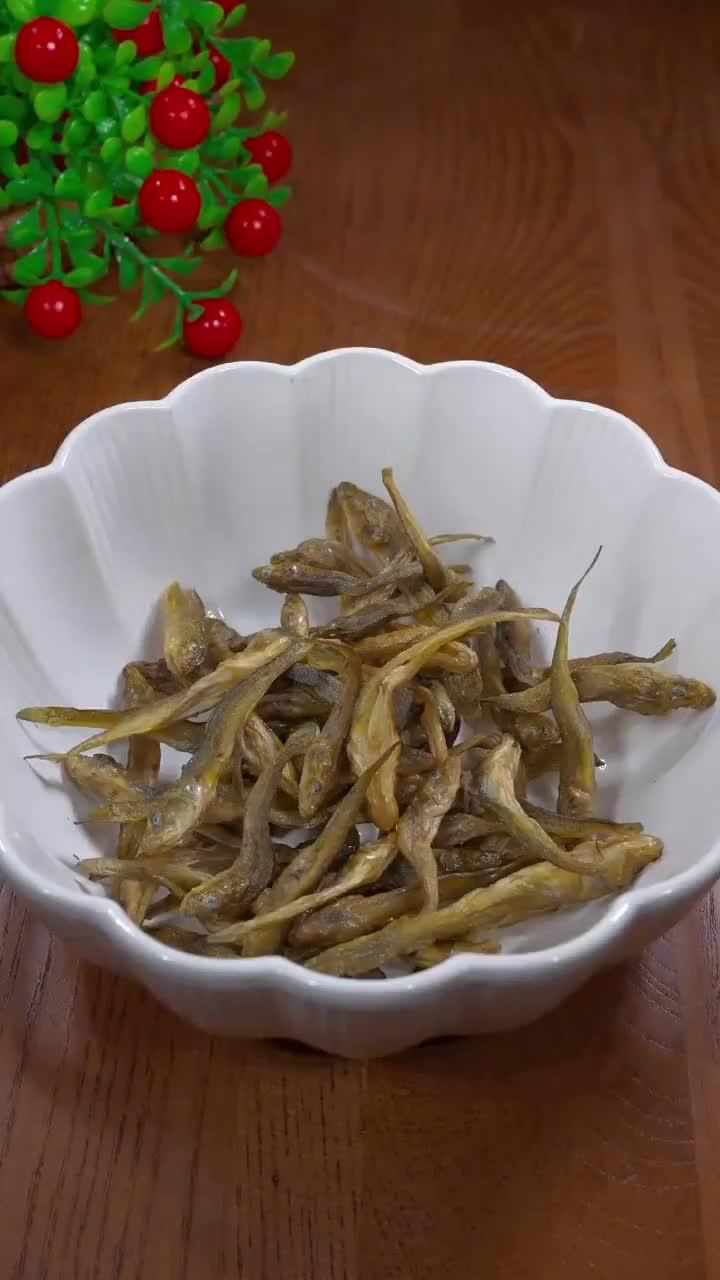 小黄鱼仔我们又叫石头鱼,肉多刺少,这样做香辣下饭!