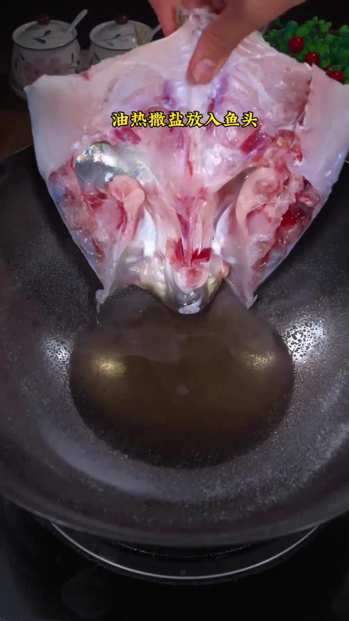 我家都喜欢的一道菜,鱼头焖豆腐,汤汁泡饭都能下两碗米饭!