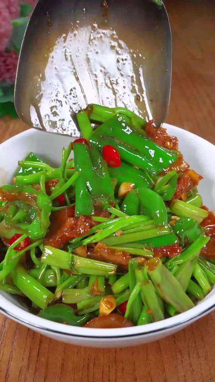 又是费米饭的一天,这道空心菜杆炒肉,简单又好吃!