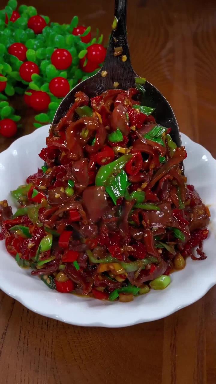 喜欢吃腊味的可以试试我们湖南的腊鸭肫,柴火米糠熏制的,像我这样做香辣下饭,记得多