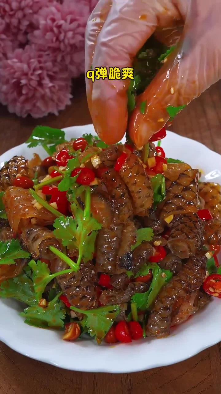 年夜饭的凉拌菜安排这道凉拌鱼皮卷,简单又好吃!