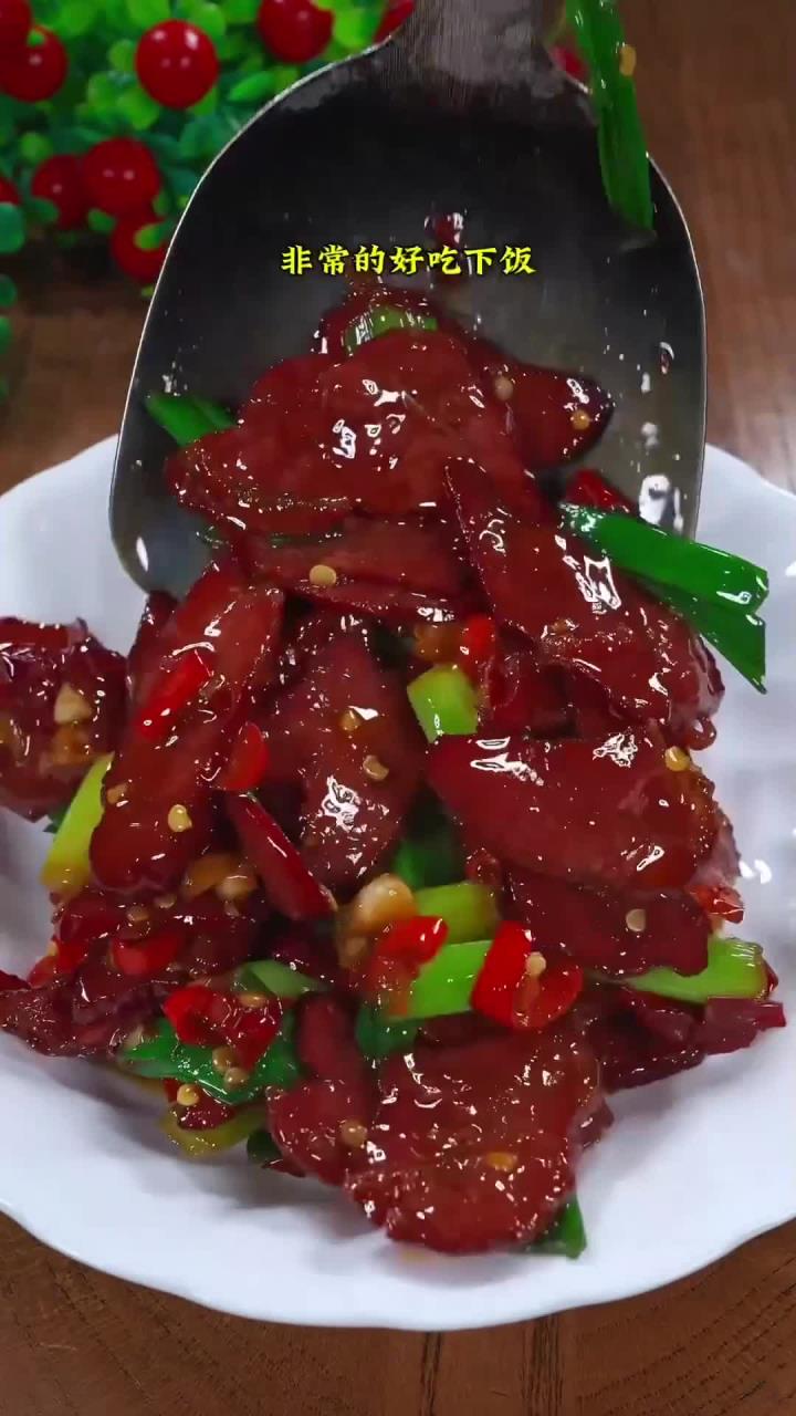 每次炒这道大蒜叶炒腊牛肉,我都是拿大碗干饭,越吃越好吃!