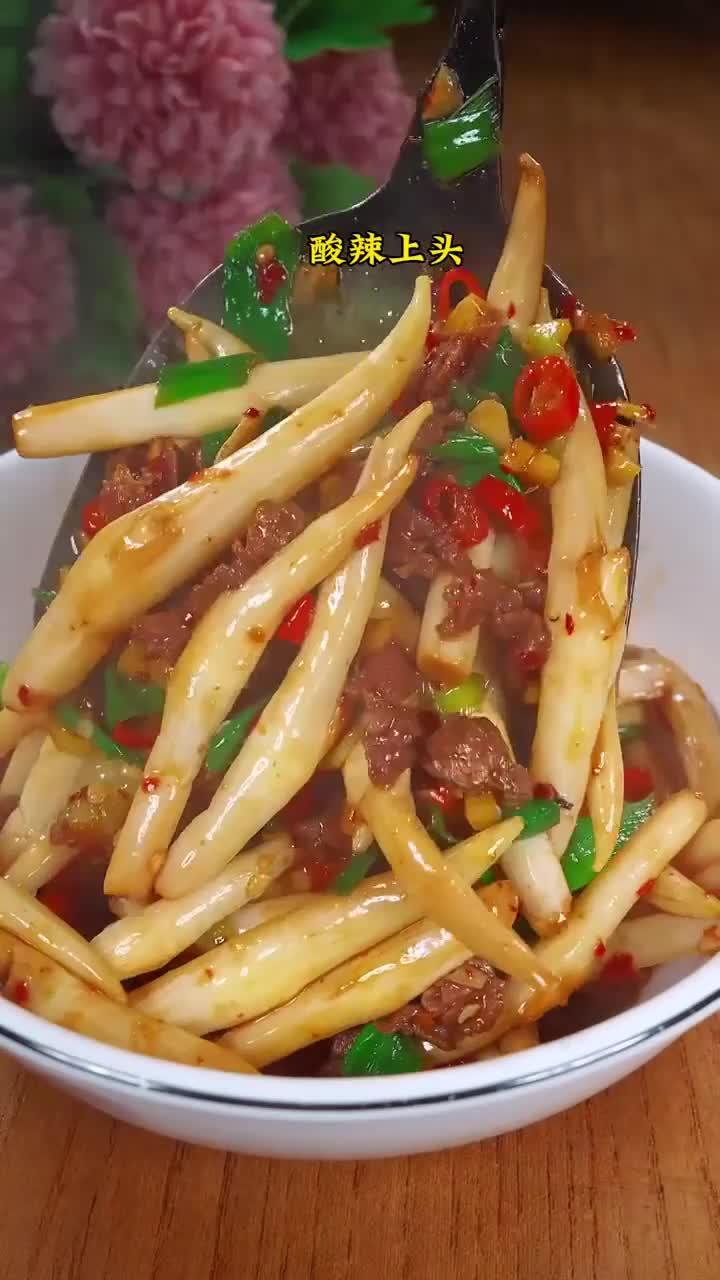 湖南人的一餐饭里必须要有一个下饭菜,就像这个泡藕尖炒牛肉,简单又好吃!