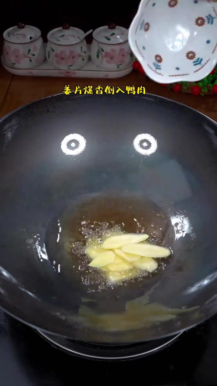 在我们郴州口味鸭是很多店的招牌菜,也是我最喜欢鸭子的做法!