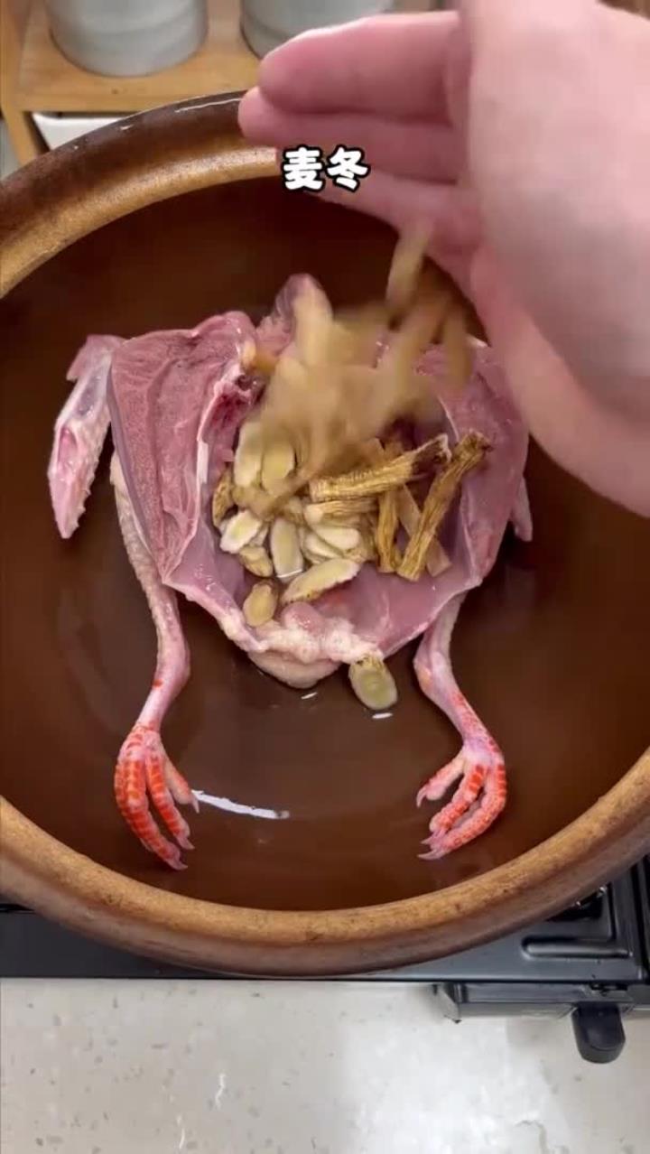 鸽子肉和麦冬是好搭档,一起炖汤喝,身体舒服,少生病,稳生活