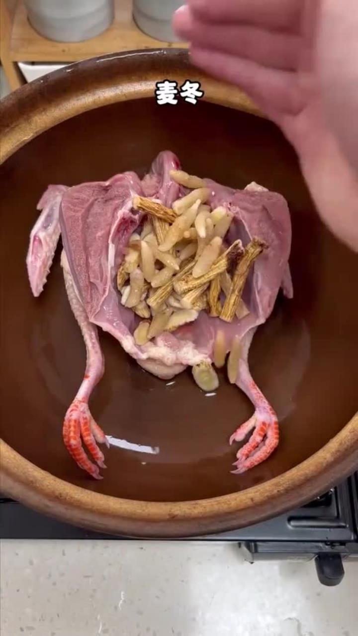 鸽子肉和麦冬是好搭档,一起炖汤喝,身体舒服,少生病,稳生活