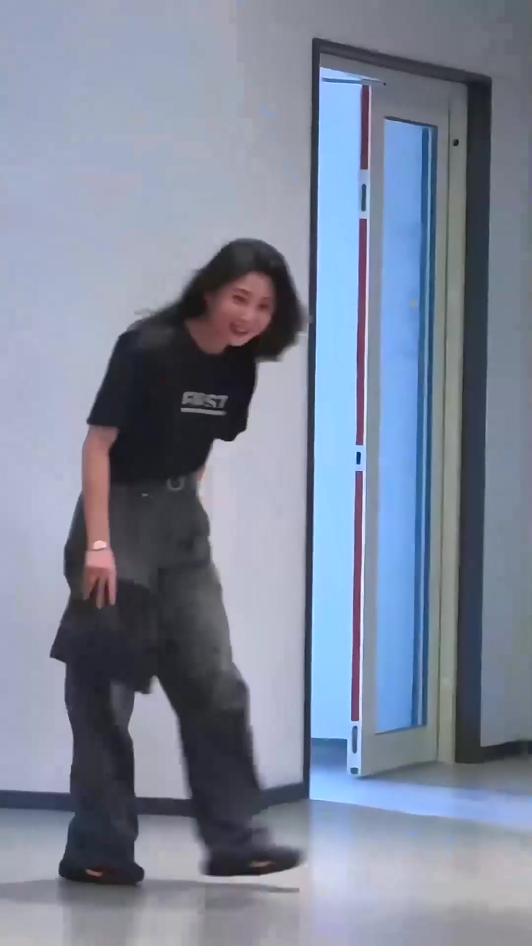  殷桃 从鸡毛飞上天的骆玉珠到人世间的郑娟，演技深得大家的喜欢
