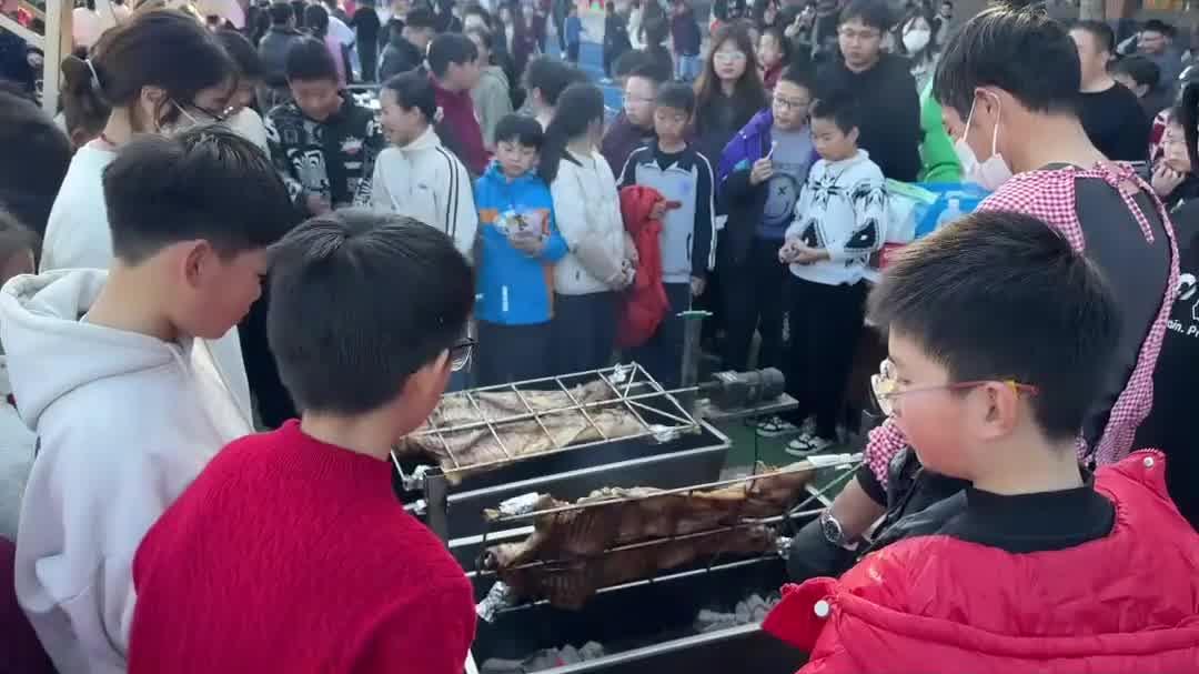 家长被邀请参加学校的美食节