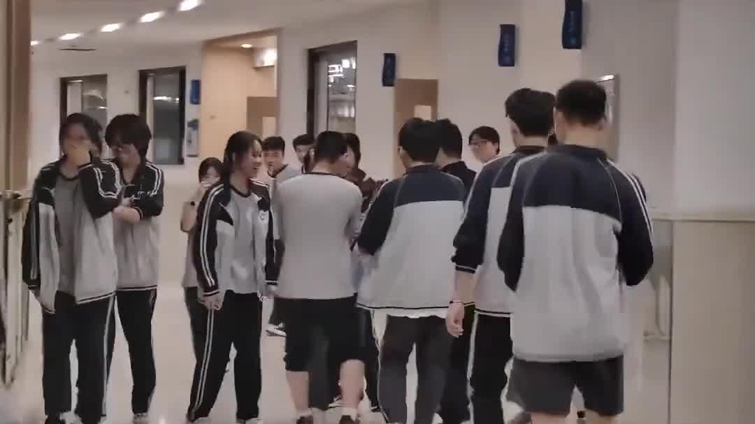 高三学生因毕业提前给班主任准备生日趴