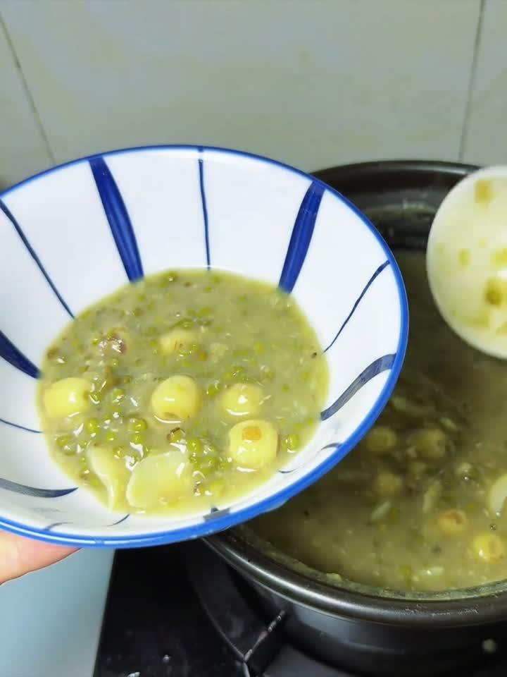 夏日消暑必备！一碗莲子百合绿豆汤，清热降火又养心