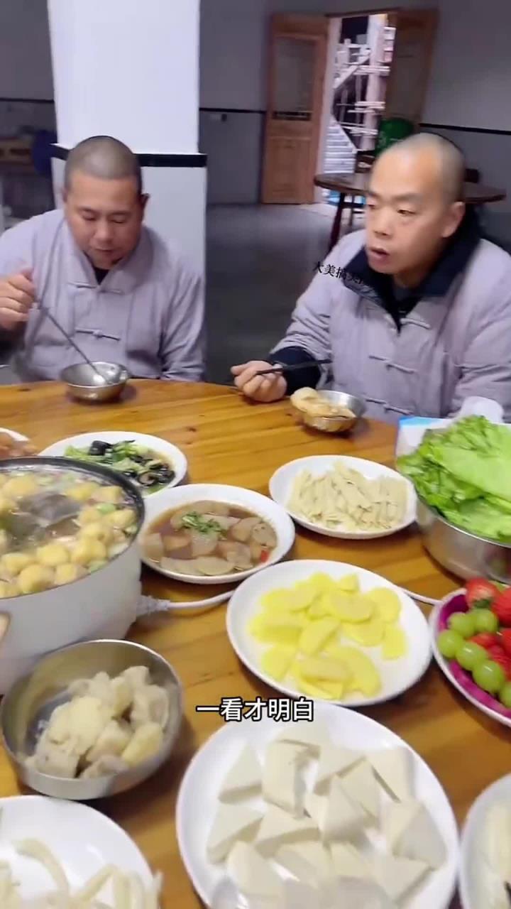 和尚吃火锅,全是素材