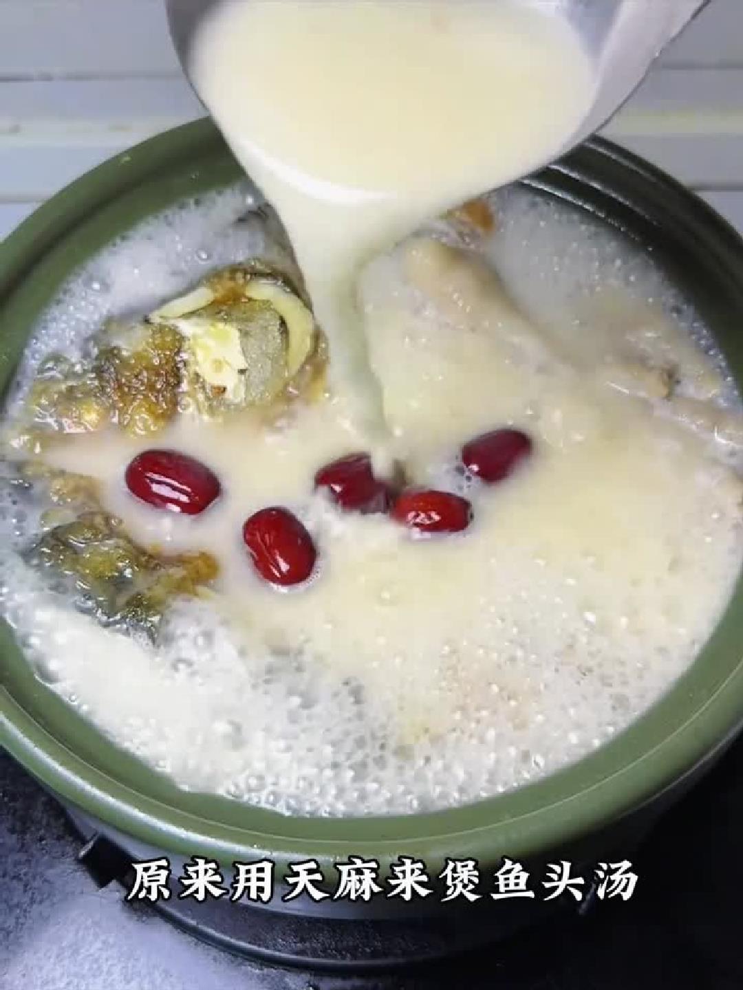 炖鱼头汤直接加热水？大错特错！这样做汤才奶白鲜香