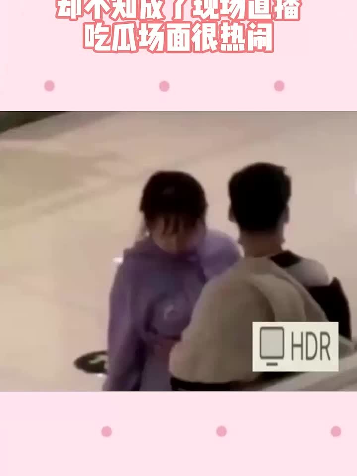情侣在商场恩爱,却不知成了现场直播,吃瓜场面很热闹!