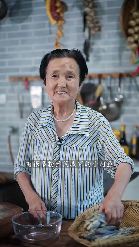 青椒炒小河鱼你们都喜欢吃吧,要多吃几碗米饭