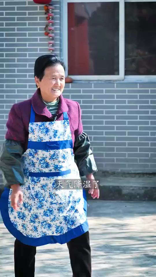 吃着我们这边的特色腊肉吊锅,是什么感觉