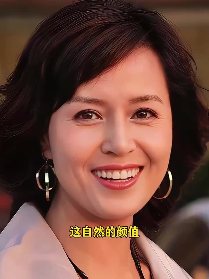 她50多岁了，但状态很好，这自然的颜值，细细的鱼尾纹真实自然