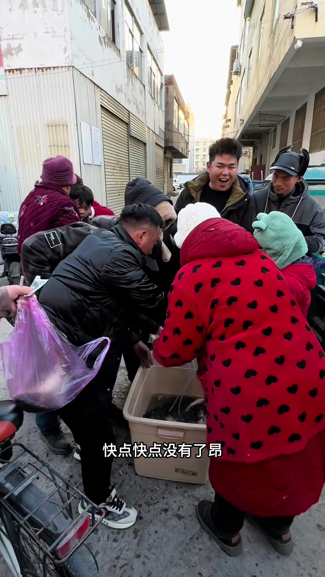 鱼换万物今天不换，钓鱼卖给小方买生日蛋糕(01)