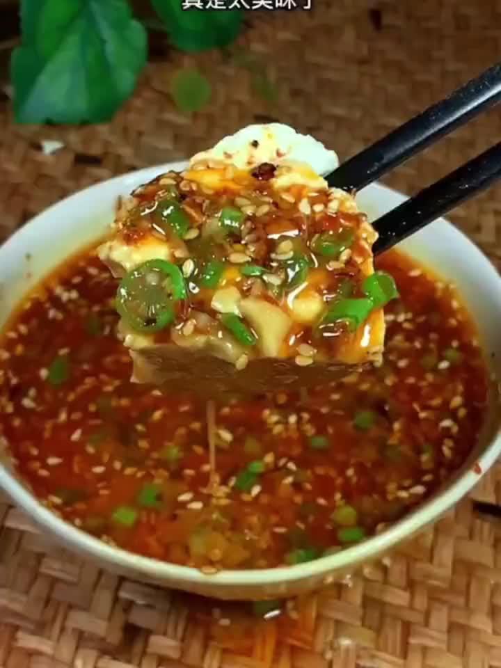 健康养生新宠:低脂豆腐蘸酱,美味无负担!