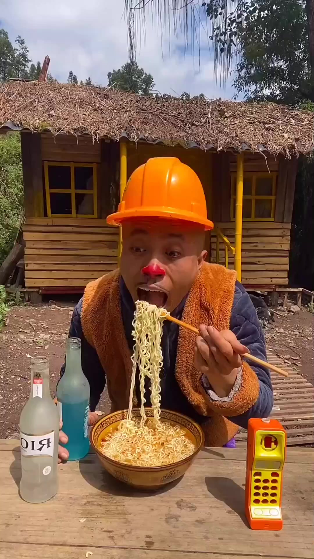 童年趣事:光头强户外吃泡面