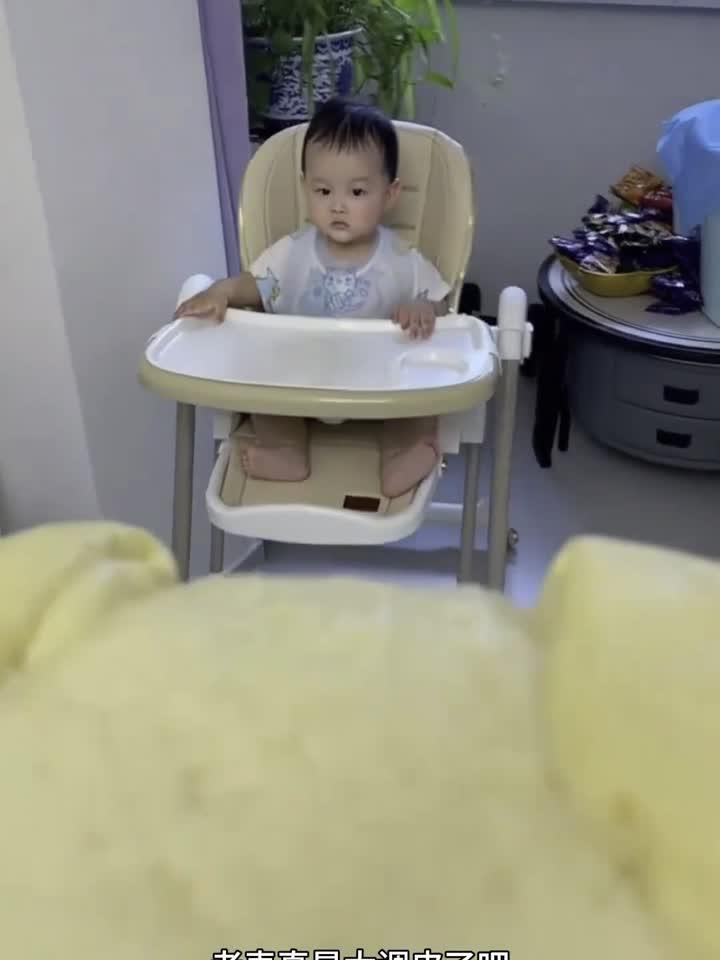 看着眼前的馒头,宝宝估计真的懵逼呀