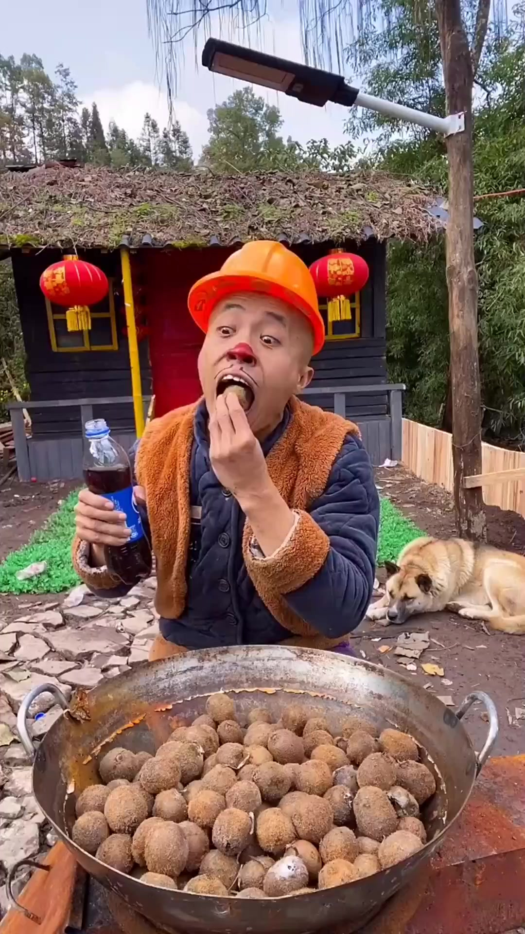 童年趣事:光头强可乐喝多了,要上厕所