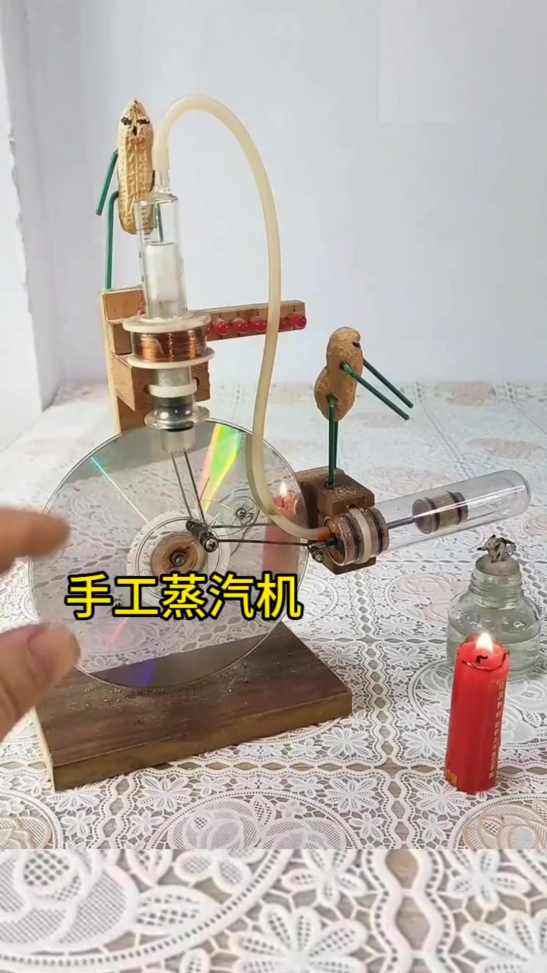 手工制作的蒸汽机,全是木头和一些零件组成的,转速也不慢