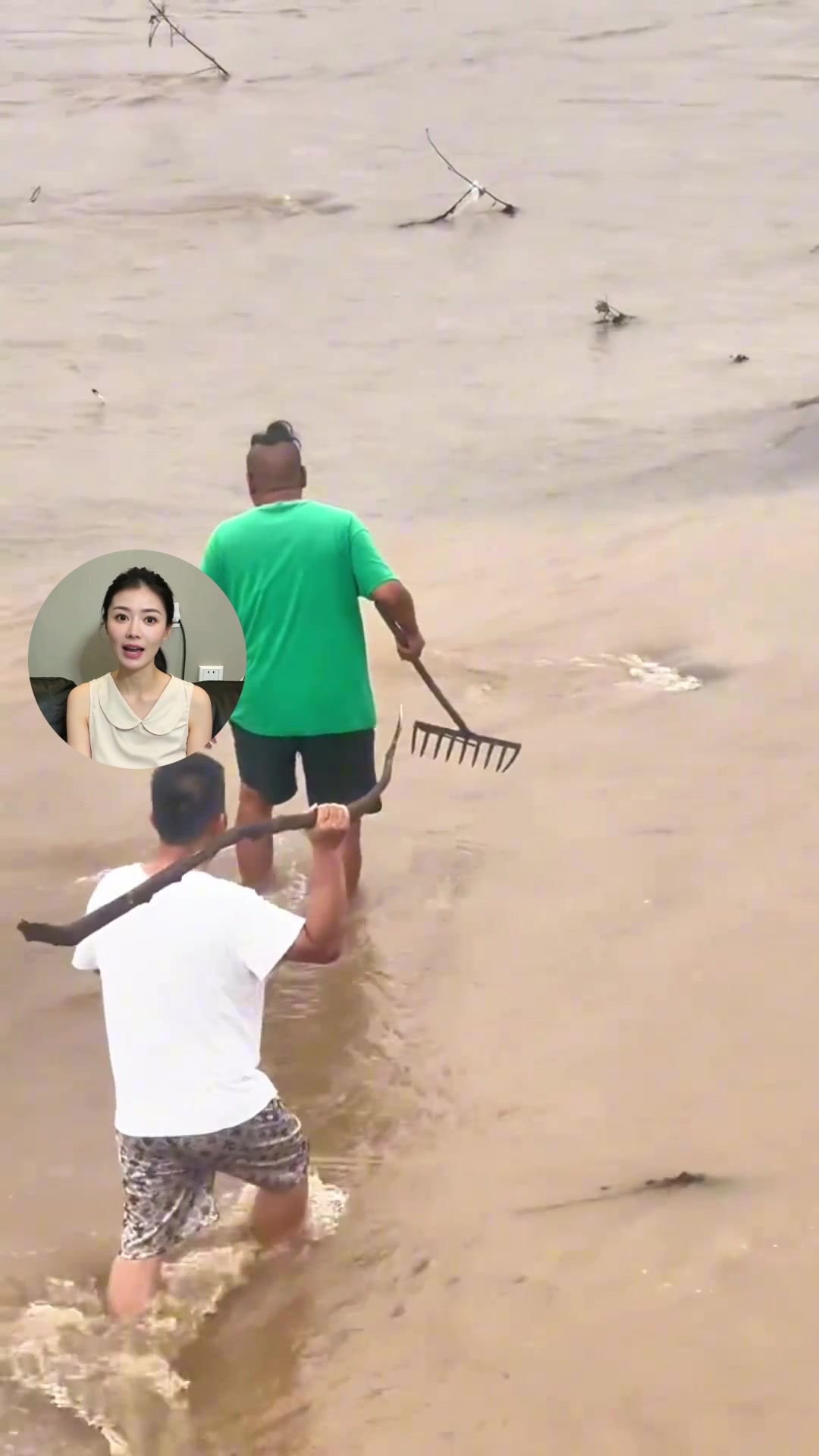 发大水后竟然出现魔鬼鱼,更神奇的是这两人竟然不怕毒刺跑去抓鱼