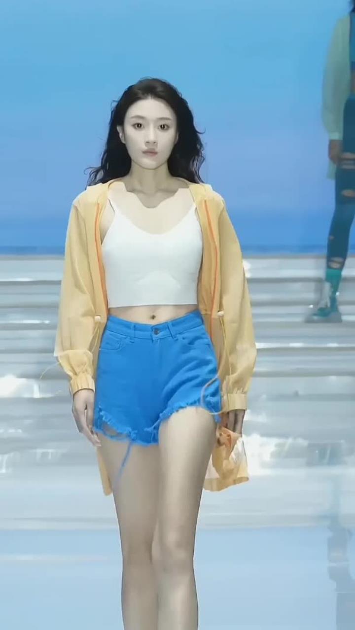 美女模特走秀再配上圣斗士的背景音乐,是不是很热血2