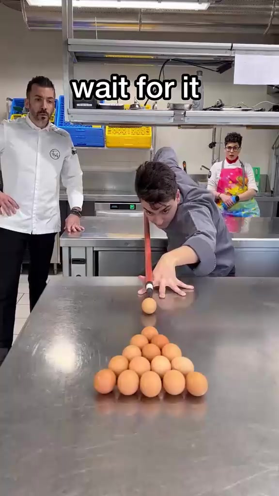 国外男子的创意,用鸡蛋当做台球