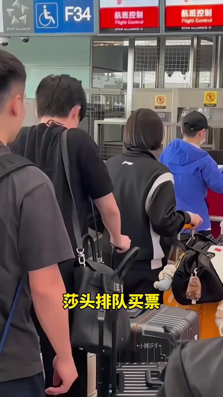 国乒大部队出发成都封训，莎头排队同框，剪了短发特意戴了顶帽子