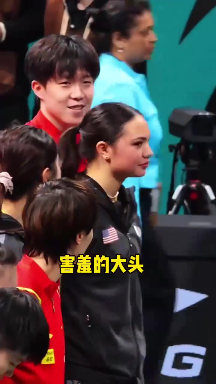 大合照莎莎在C位,美国教练热情拉拢大头过去