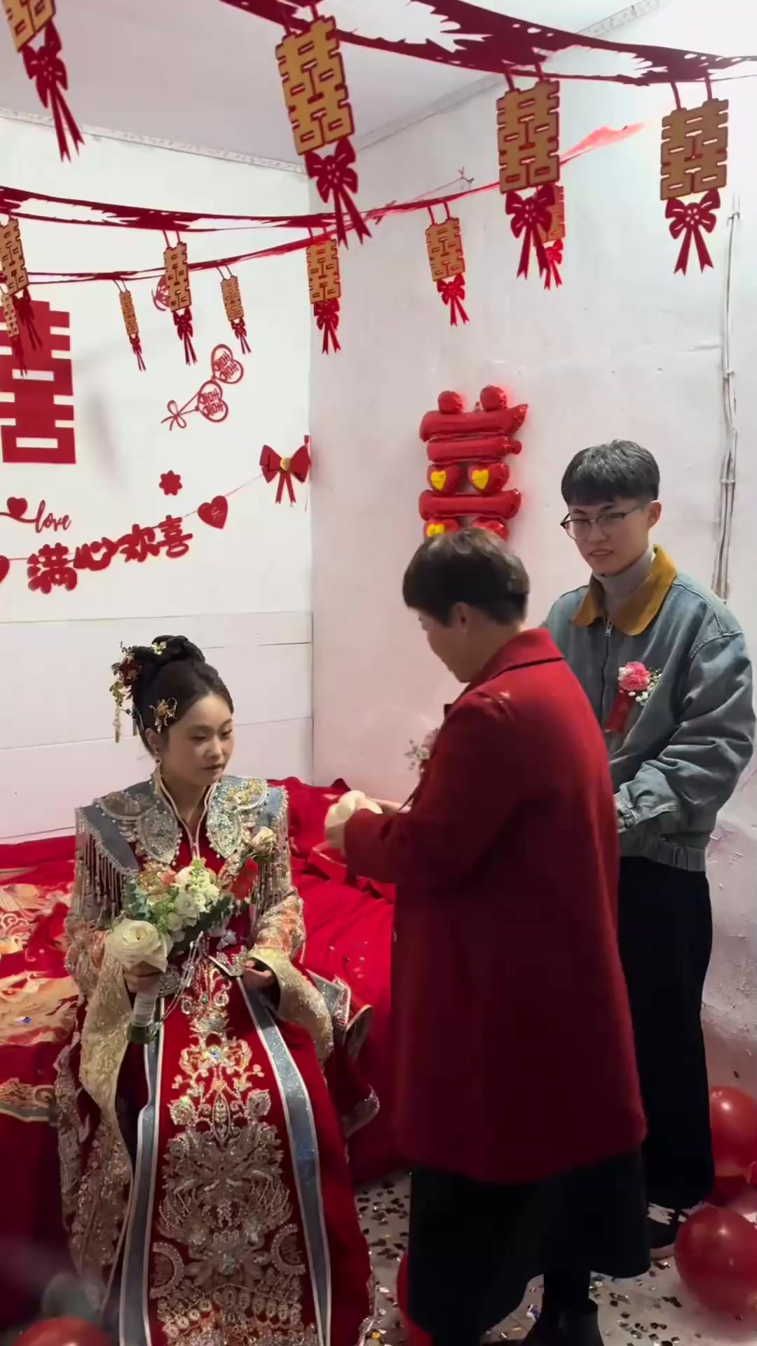 你们那里结婚当天姐姐咬一口馒头 让弟弟兜着放进米缸里 寓意在