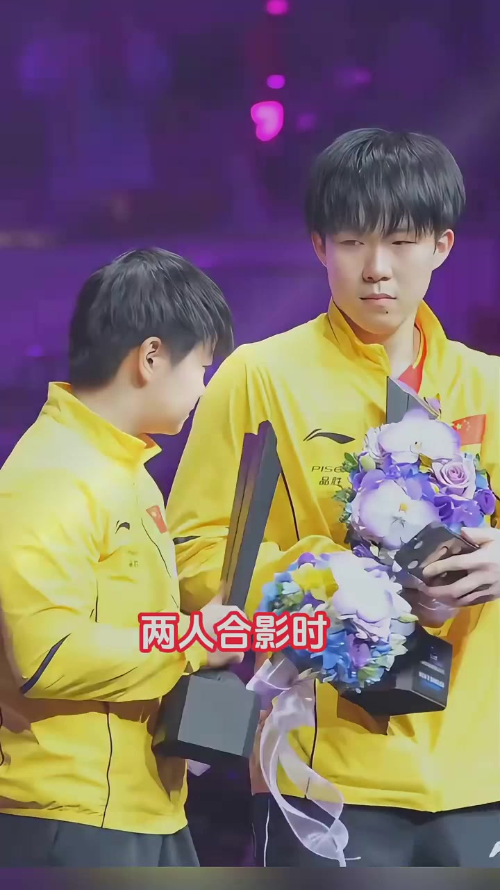 后台大头在等颁奖,莎莎在等和他合影,大头看到莎莎就忍不住憋笑